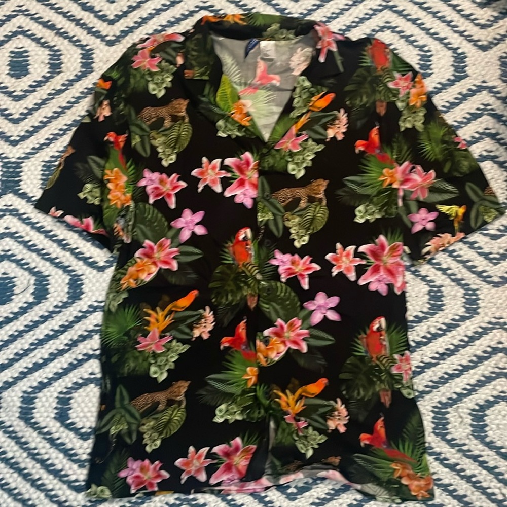 Divided by H&M men’s collared button-down tropical top.